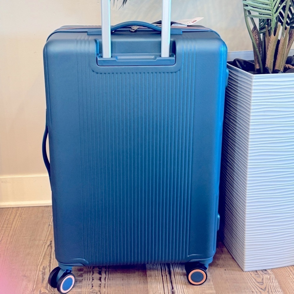 Tag Gateway Piece Hard side Spinner 20“ Luggage suitcase $439 - Picture 6 of 8